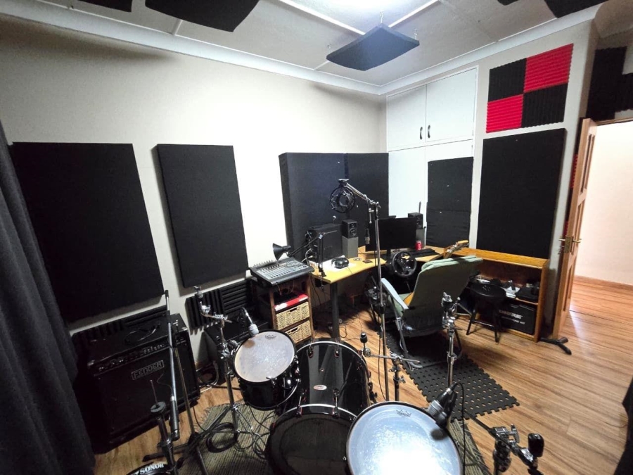 4 Bedroom Property for Sale in Alberante Gauteng