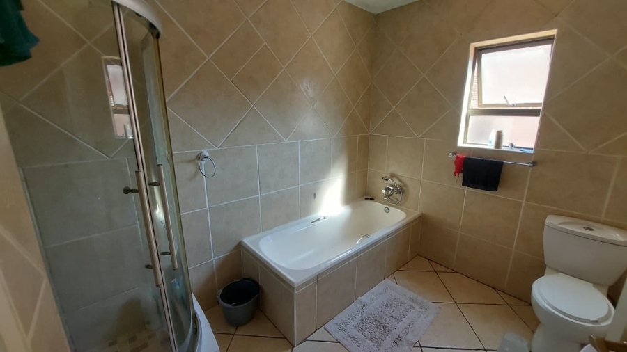 2 Bedroom Property for Sale in Mulbarton Gauteng