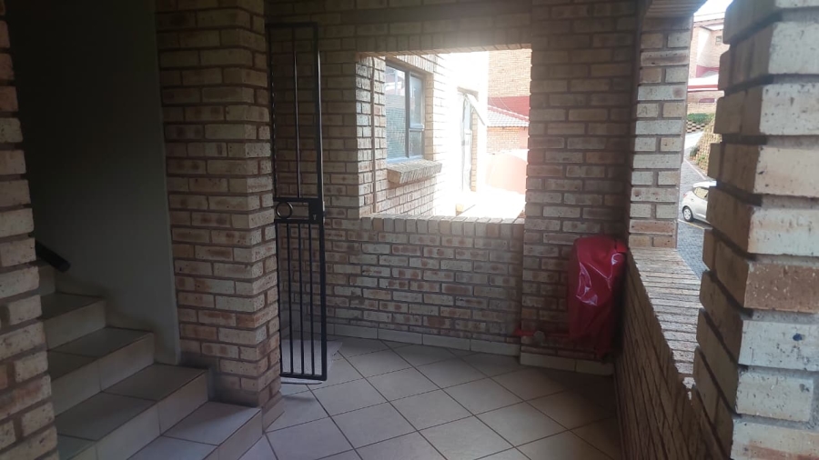 2 Bedroom Property for Sale in Mulbarton Gauteng