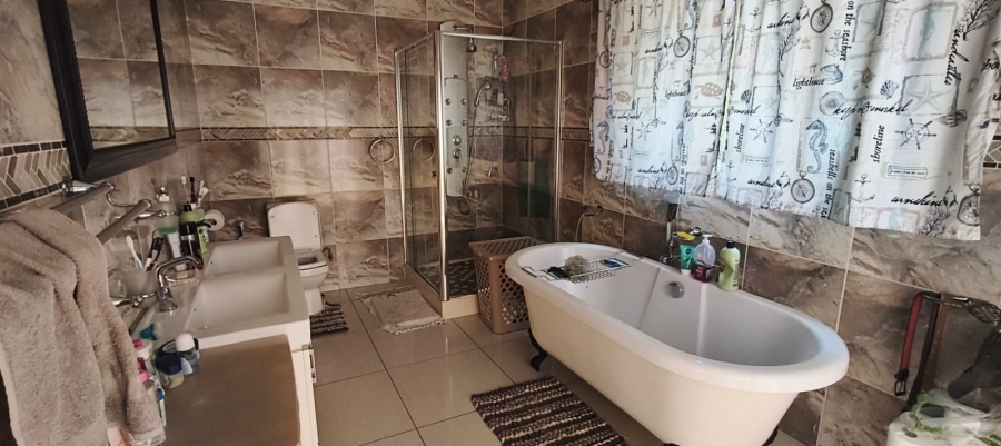 6 Bedroom Property for Sale in Pretoria Gardens Gauteng