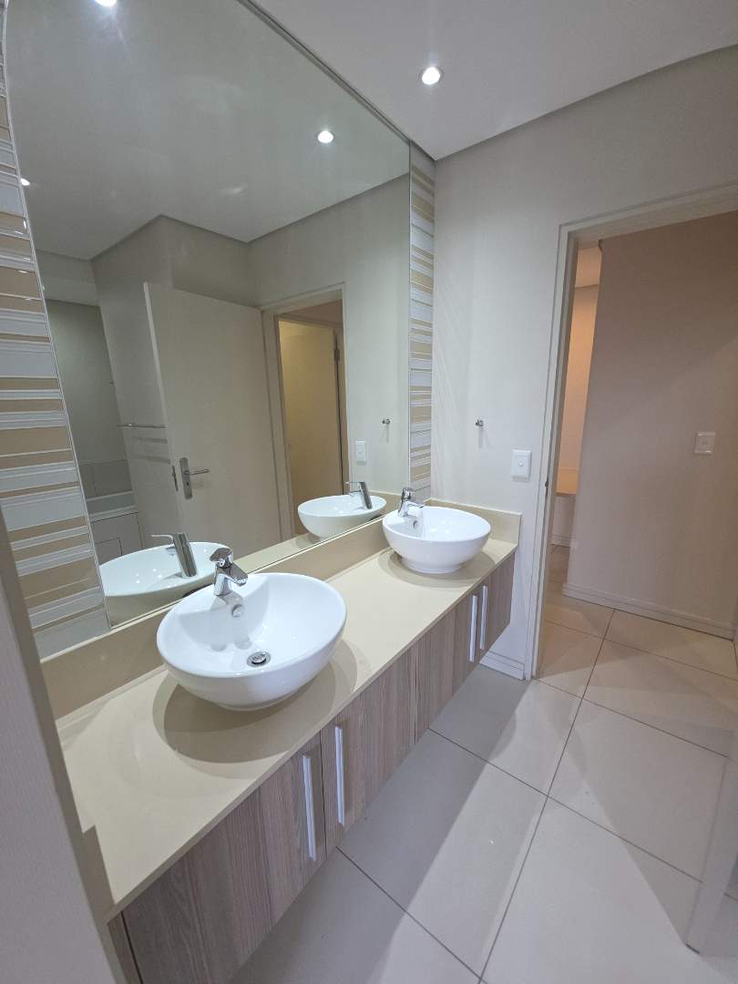 To Let 2 Bedroom Property for Rent in Rosebank Gauteng