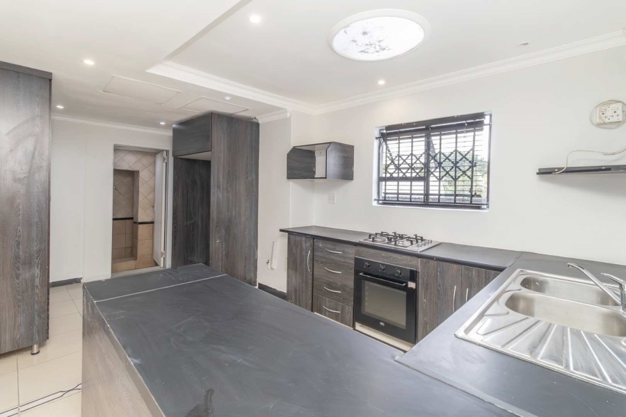 To Let 4 Bedroom Property for Rent in Blairgowrie Gauteng