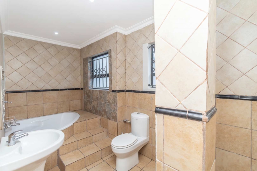 To Let 4 Bedroom Property for Rent in Blairgowrie Gauteng