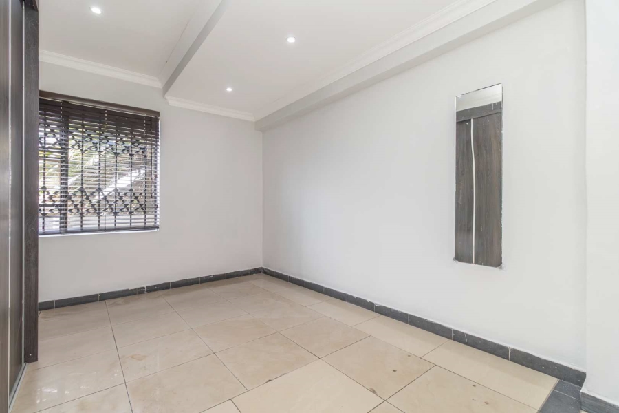 To Let 4 Bedroom Property for Rent in Blairgowrie Gauteng