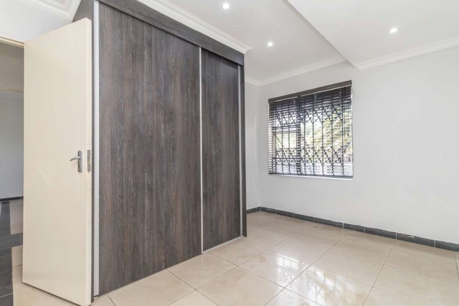 To Let 4 Bedroom Property for Rent in Blairgowrie Gauteng