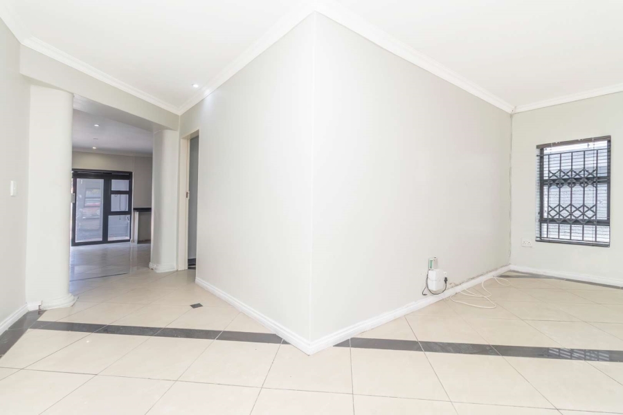 To Let 4 Bedroom Property for Rent in Blairgowrie Gauteng