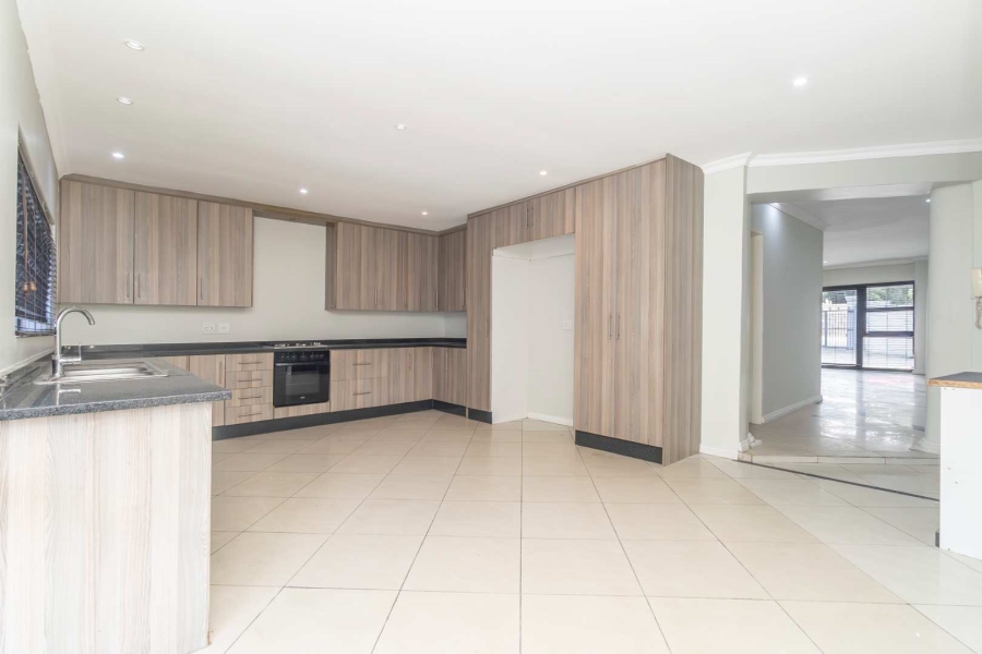 To Let 4 Bedroom Property for Rent in Blairgowrie Gauteng