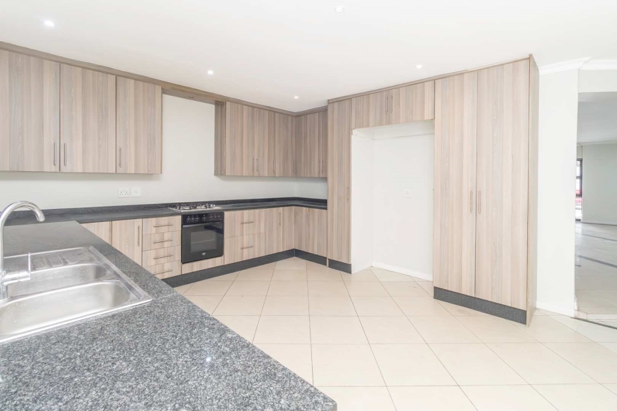 To Let 4 Bedroom Property for Rent in Blairgowrie Gauteng