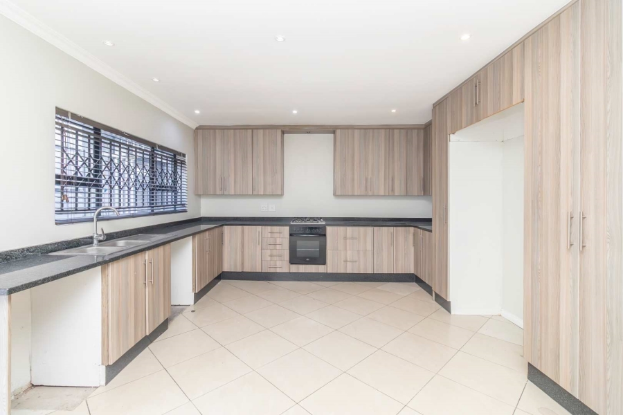 To Let 4 Bedroom Property for Rent in Blairgowrie Gauteng