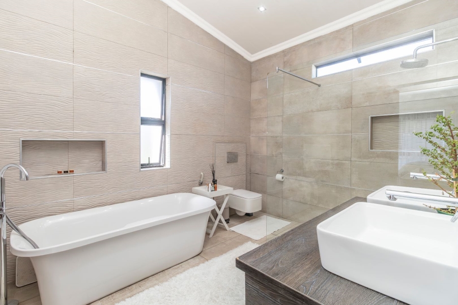 4 Bedroom Property for Sale in Waterfall Country Village Gauteng