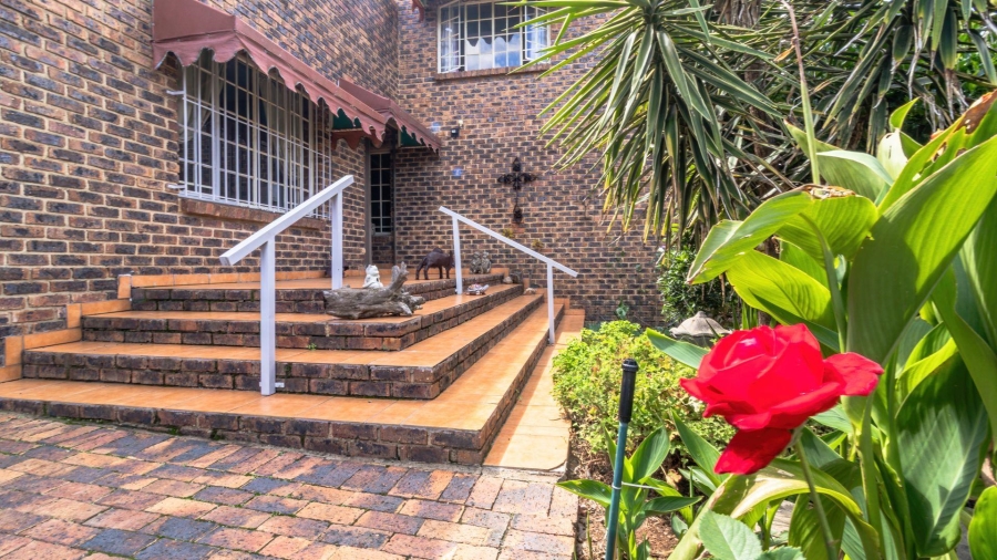 4 Bedroom Property for Sale in Vaaloewer Gauteng
