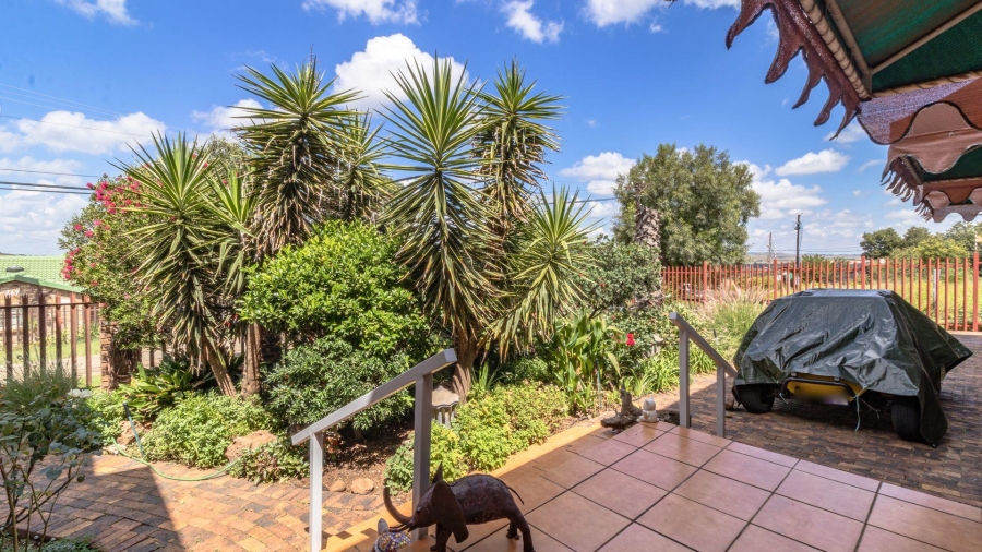 4 Bedroom Property for Sale in Vaaloewer Gauteng