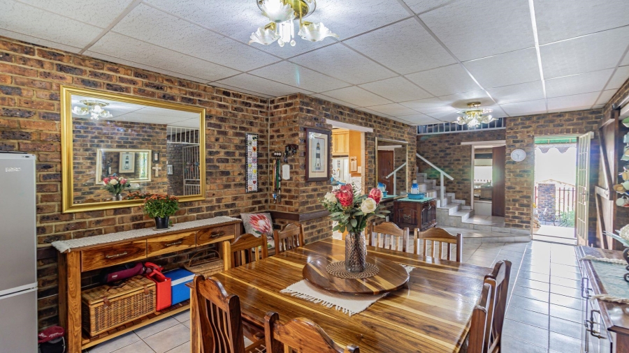 4 Bedroom Property for Sale in Vaaloewer Gauteng