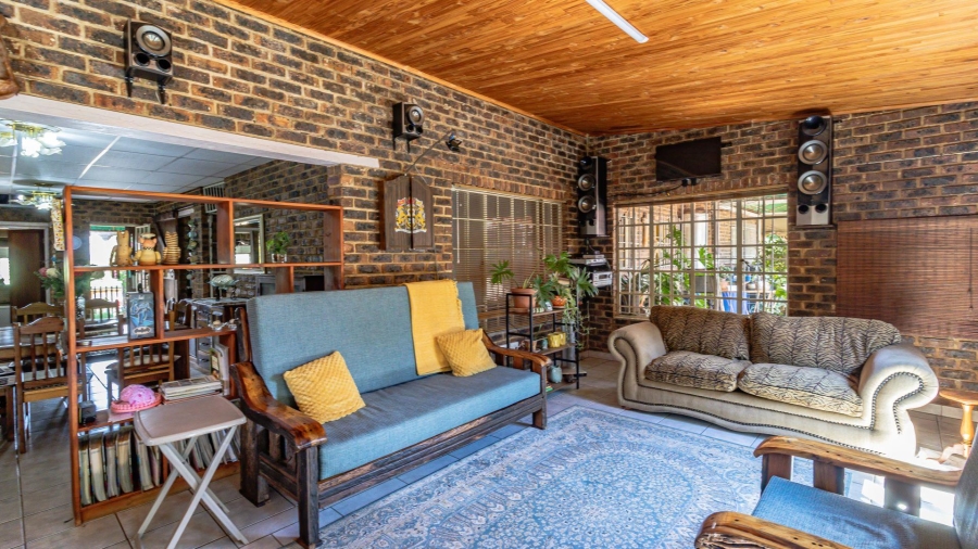 4 Bedroom Property for Sale in Vaaloewer Gauteng