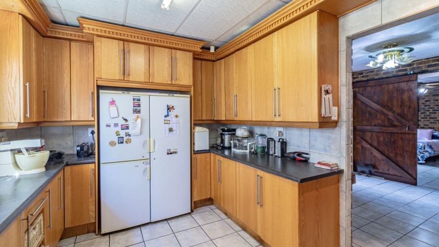 4 Bedroom Property for Sale in Vaaloewer Gauteng