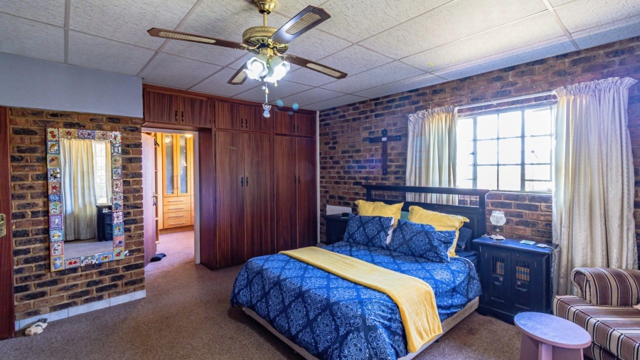 4 Bedroom Property for Sale in Vaaloewer Gauteng