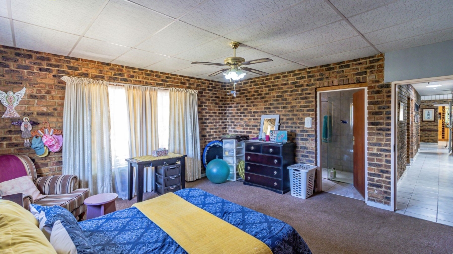 4 Bedroom Property for Sale in Vaaloewer Gauteng