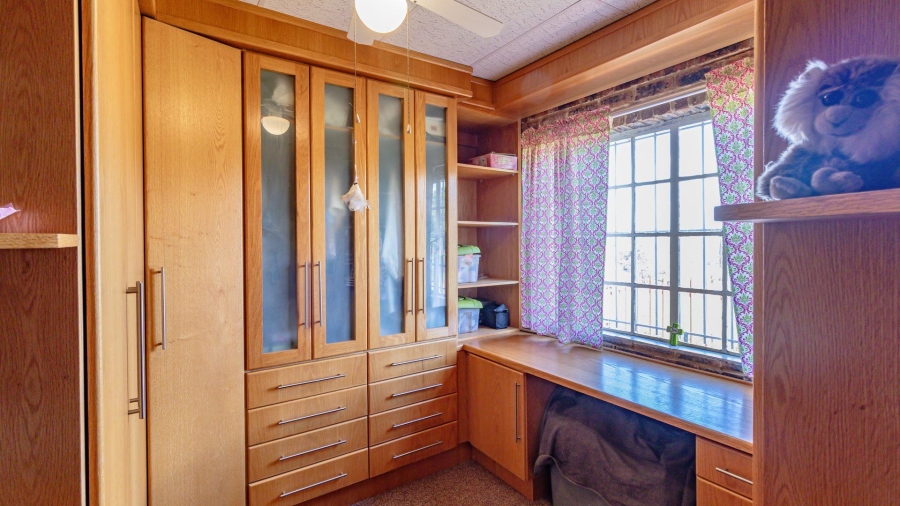 4 Bedroom Property for Sale in Vaaloewer Gauteng