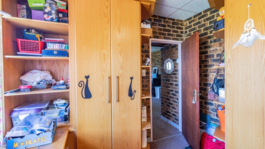 4 Bedroom Property for Sale in Vaaloewer Gauteng