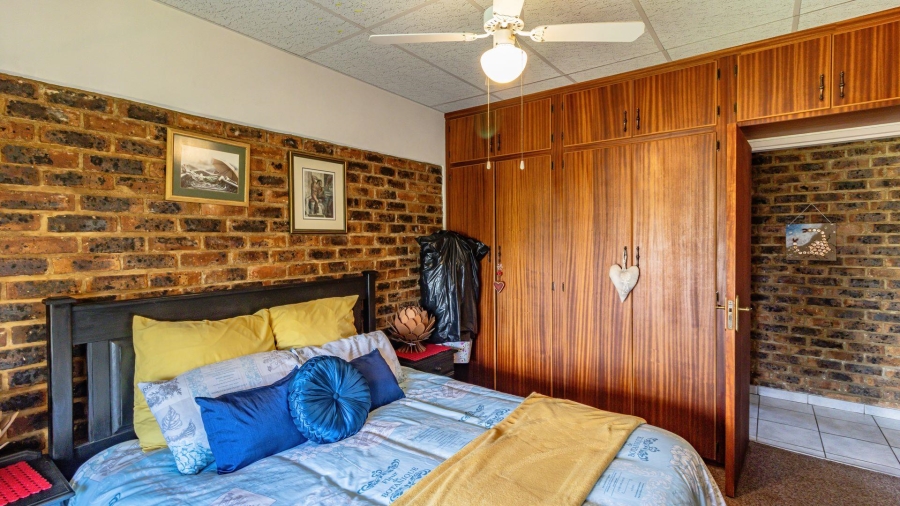 4 Bedroom Property for Sale in Vaaloewer Gauteng