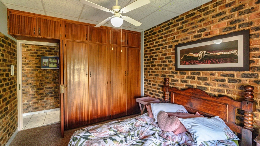 4 Bedroom Property for Sale in Vaaloewer Gauteng