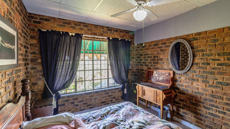 4 Bedroom Property for Sale in Vaaloewer Gauteng