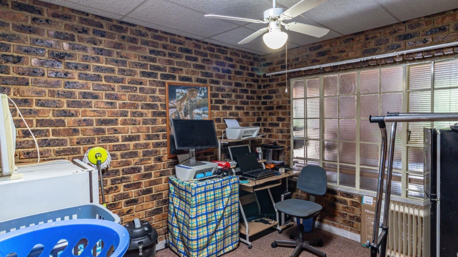 4 Bedroom Property for Sale in Vaaloewer Gauteng