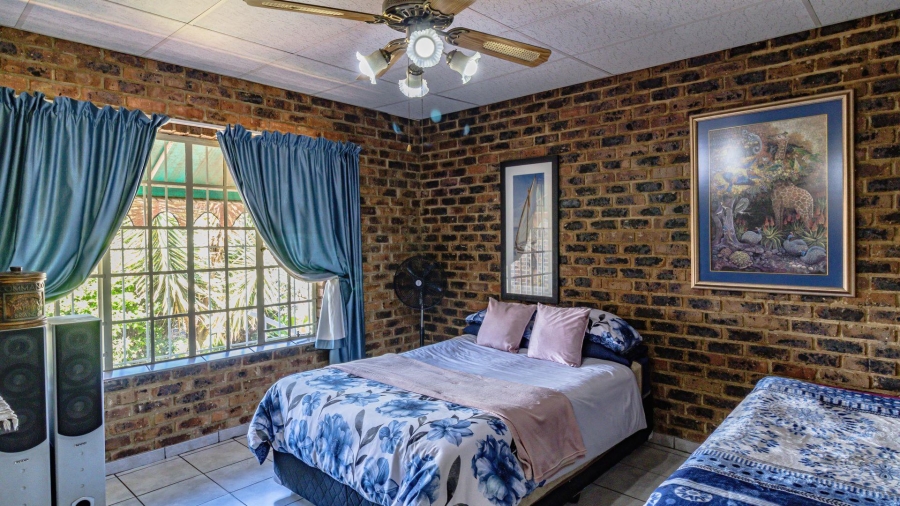 4 Bedroom Property for Sale in Vaaloewer Gauteng