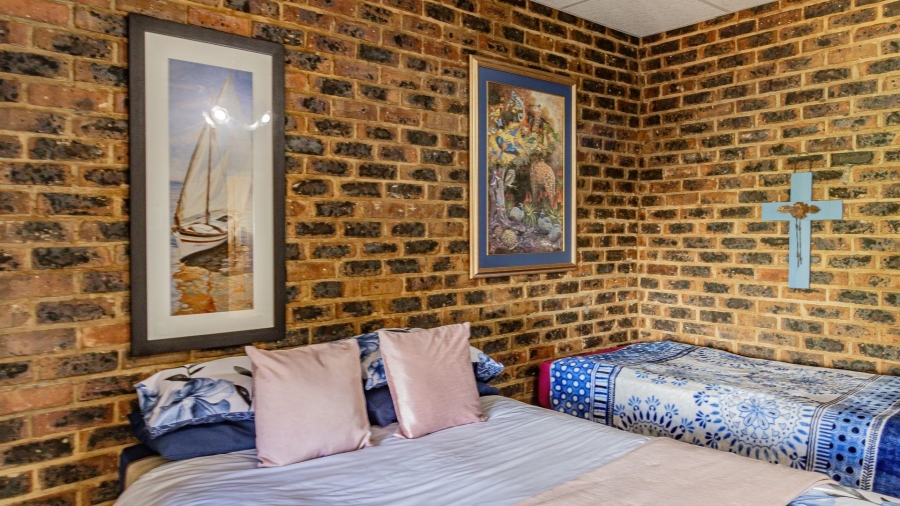 4 Bedroom Property for Sale in Vaaloewer Gauteng