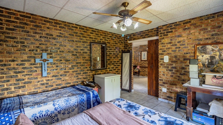 4 Bedroom Property for Sale in Vaaloewer Gauteng