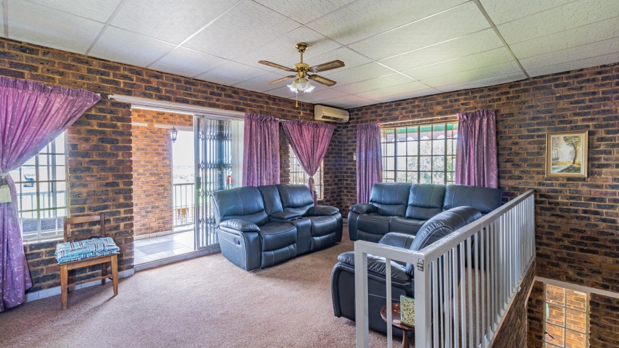 4 Bedroom Property for Sale in Vaaloewer Gauteng