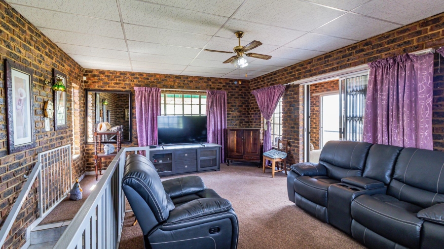 4 Bedroom Property for Sale in Vaaloewer Gauteng