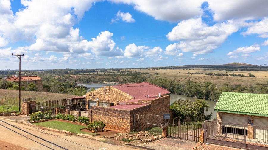 4 Bedroom Property for Sale in Vaaloewer Gauteng