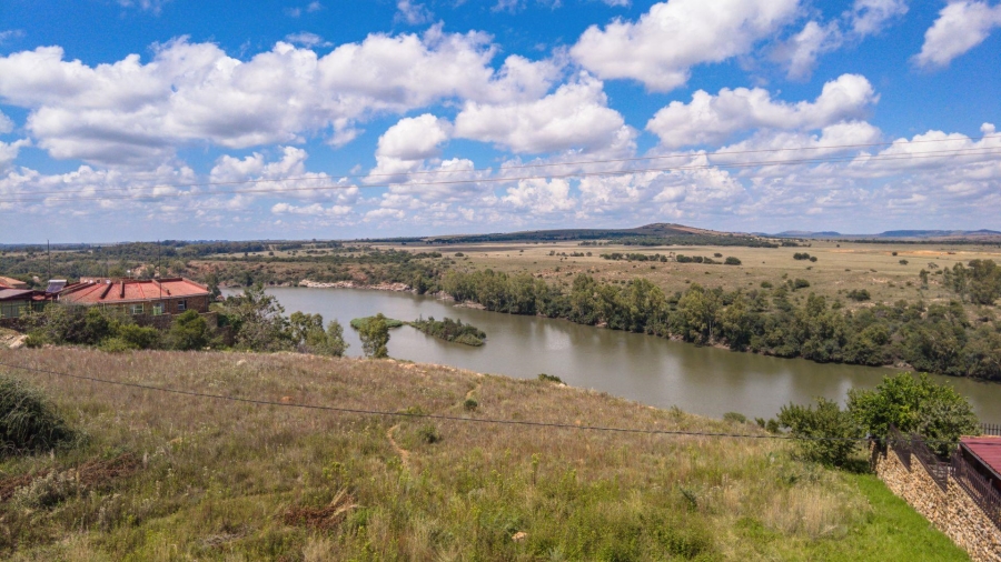 4 Bedroom Property for Sale in Vaaloewer Gauteng