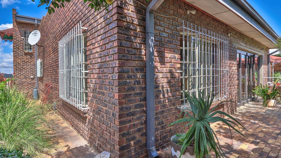 4 Bedroom Property for Sale in Vaaloewer Gauteng