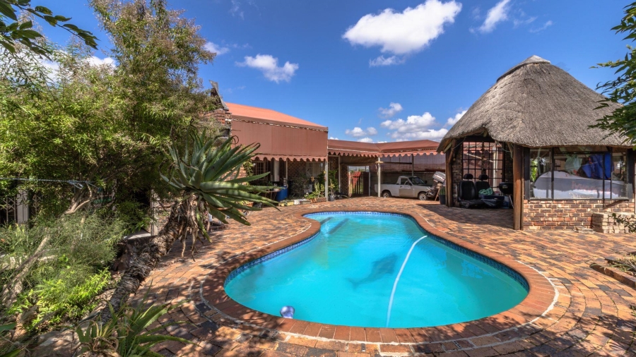 4 Bedroom Property for Sale in Vaaloewer Gauteng