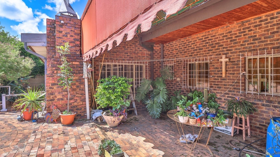 4 Bedroom Property for Sale in Vaaloewer Gauteng