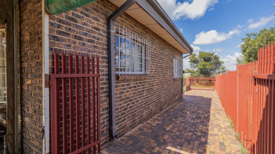 4 Bedroom Property for Sale in Vaaloewer Gauteng