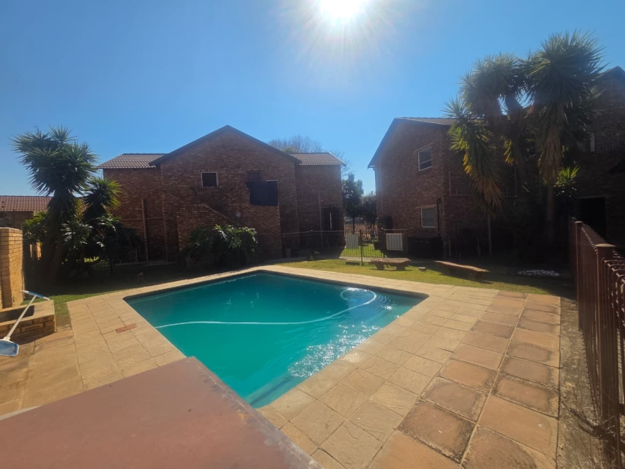 1 Bedroom Property for Sale in Wilgeheuwel Gauteng
