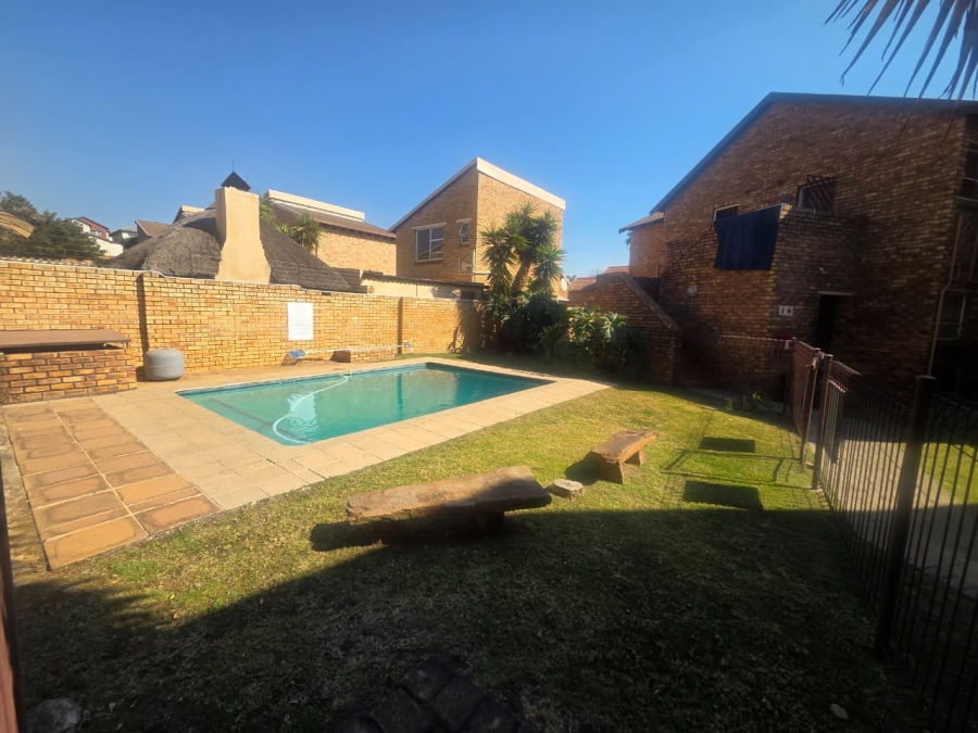 1 Bedroom Property for Sale in Wilgeheuwel Gauteng