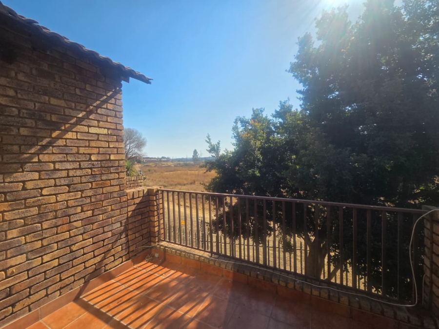 1 Bedroom Property for Sale in Wilgeheuwel Gauteng