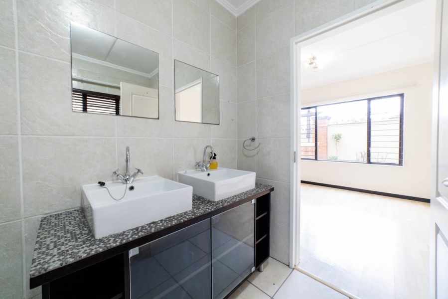 2 Bedroom Property for Sale in Sunninghill Gauteng