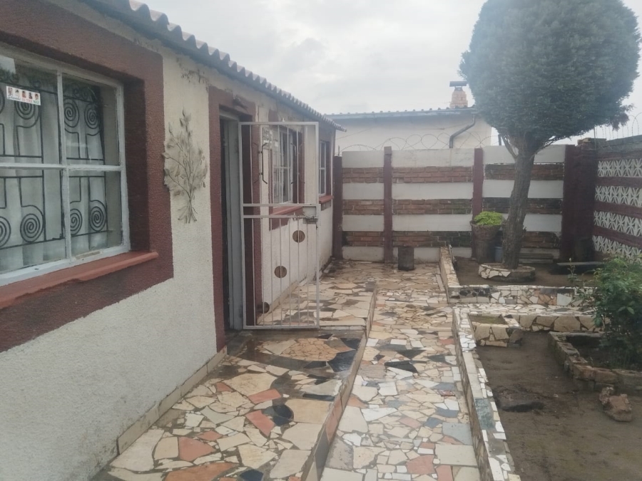 2 Bedroom Property for Sale in Dhlamini Gauteng
