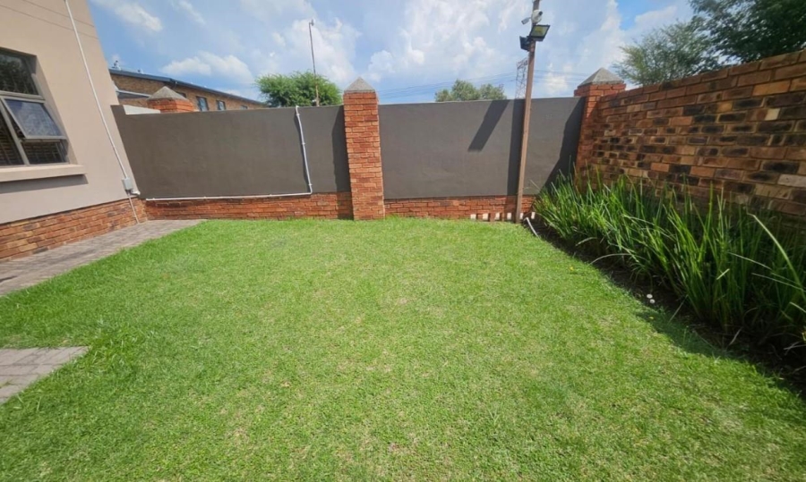 2 Bedroom Property for Sale in Albertsdal Gauteng