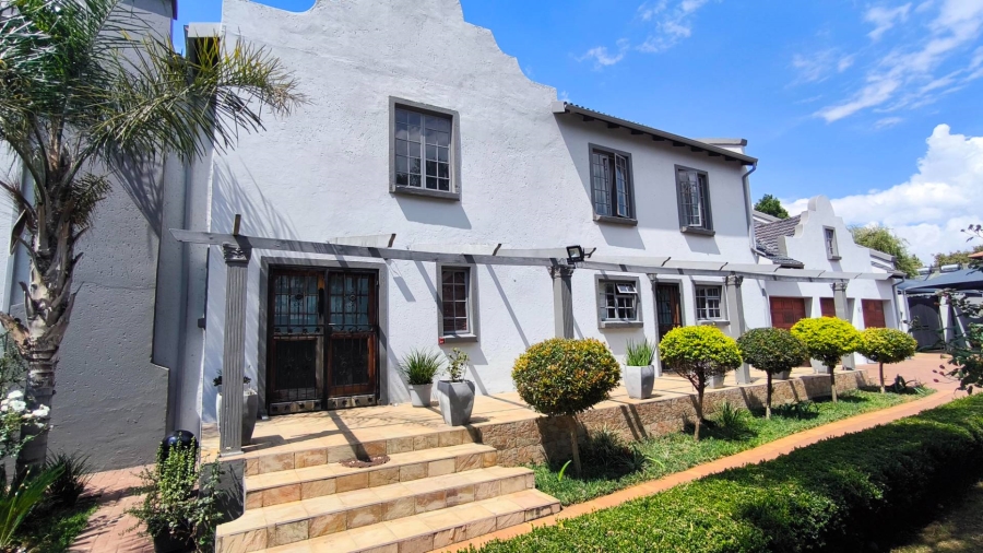 6 Bedroom Property for Sale in Brackenhurst Gauteng