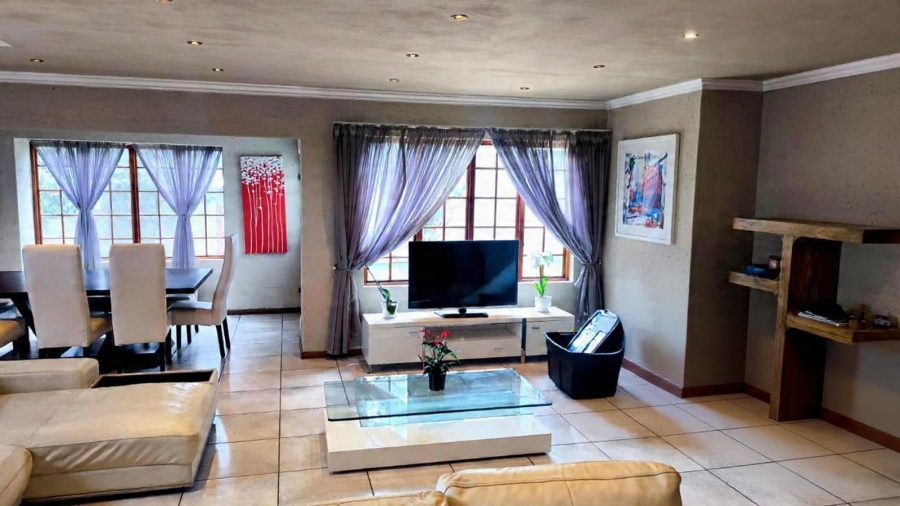 6 Bedroom Property for Sale in Brackenhurst Gauteng