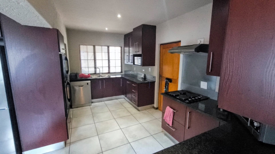 6 Bedroom Property for Sale in Brackenhurst Gauteng