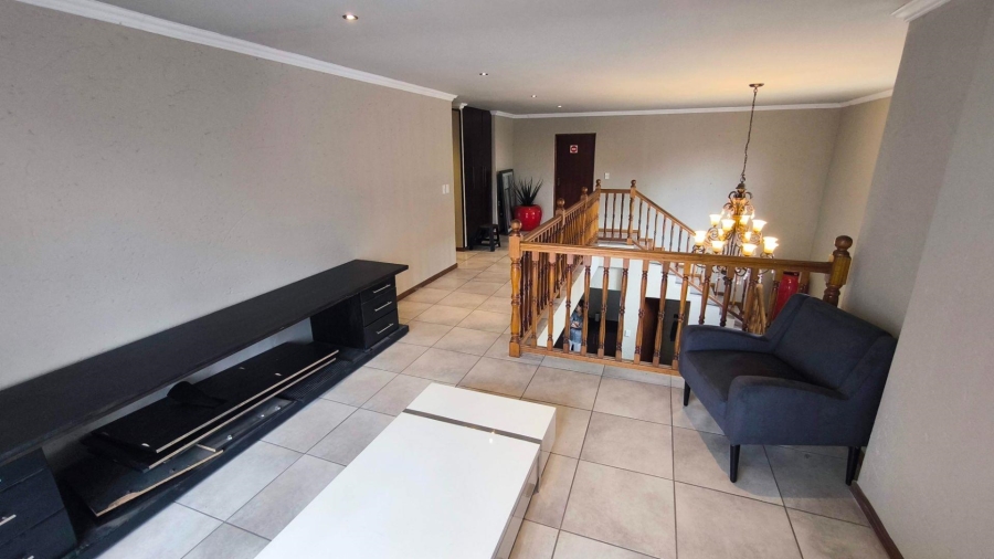 6 Bedroom Property for Sale in Brackenhurst Gauteng