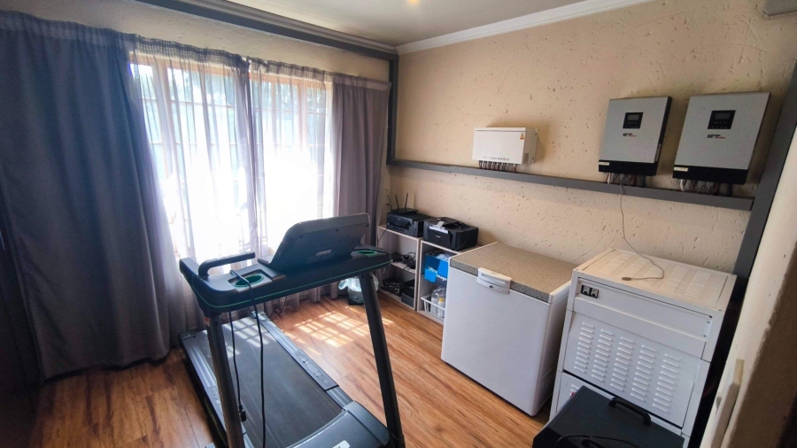 6 Bedroom Property for Sale in Brackenhurst Gauteng