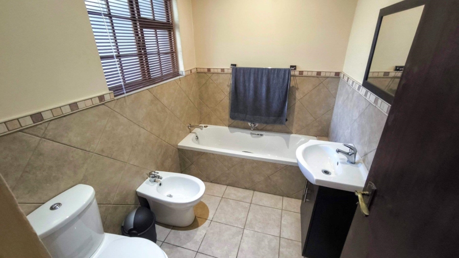 6 Bedroom Property for Sale in Brackenhurst Gauteng